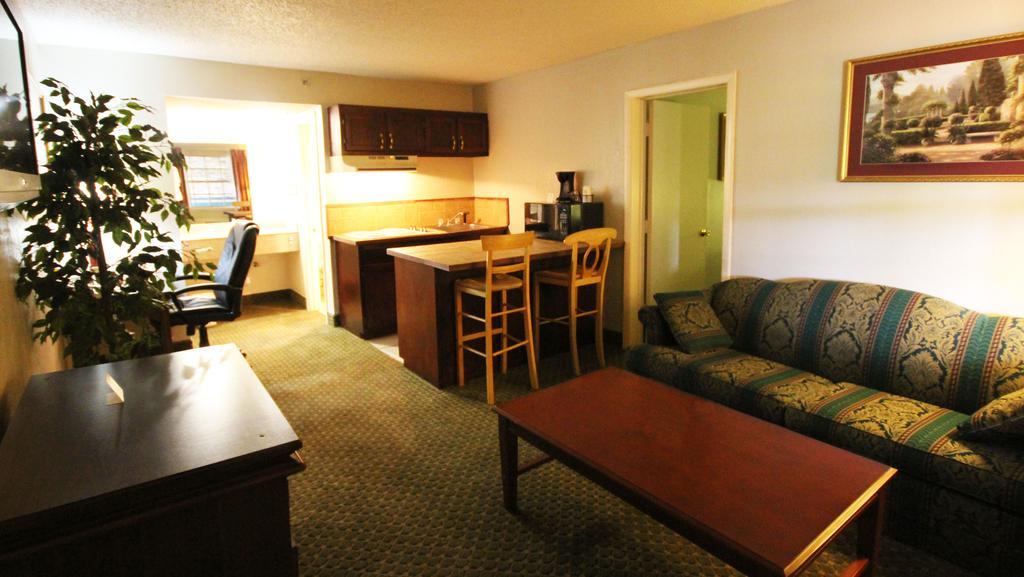 Rodeway Inn & Suites Nashville Exterior photo