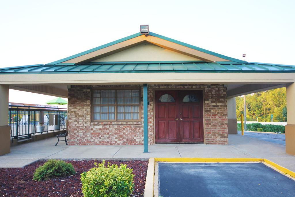 Rodeway Inn & Suites Nashville Exterior photo